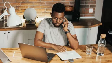 Motivierter Mitarbeiter bei Heimarbeit