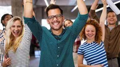 Engagierte Mitarbeiter, die jubeln