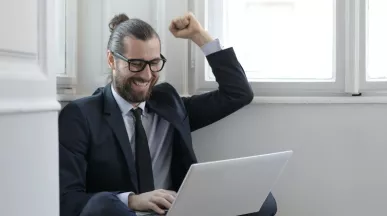 Freude über Gutscheine für Mitarbeiter | Pluxee