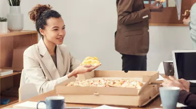 Arbeitskollegen essen gemeinsam durch Essenszuschüsse von Pluxee 