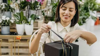 Führungskraft verpackt Mitarbeitergeschenke