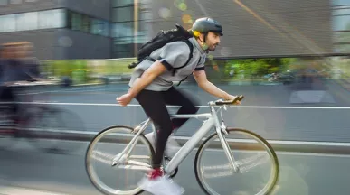 Mitarbeiter fährt auf dem Fahrrad als Dienstrad von Pluxee