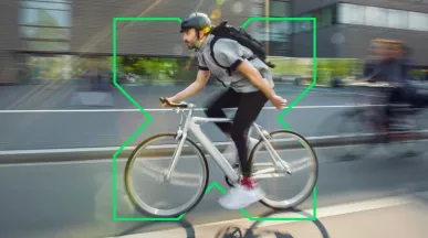 Radfahrer in urbaner Umgebung - Dienstrad-Leasing mit Pluxee Bike 