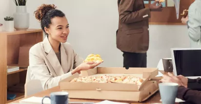 Arbeitskollegen essen gemeinsam durch Essenszuschüsse von Pluxee 