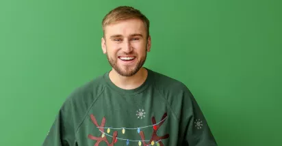 Mann freut sich über Benefits, welche er zu Weihnachten vom Arbeitgeber erhalten hat | Pluxee