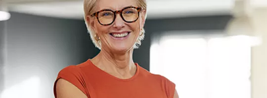 Frau lacht in die Kamera
