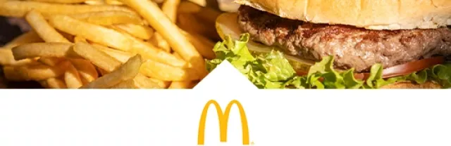 Hamburger und Pommes über dem McDonald's-Logo.